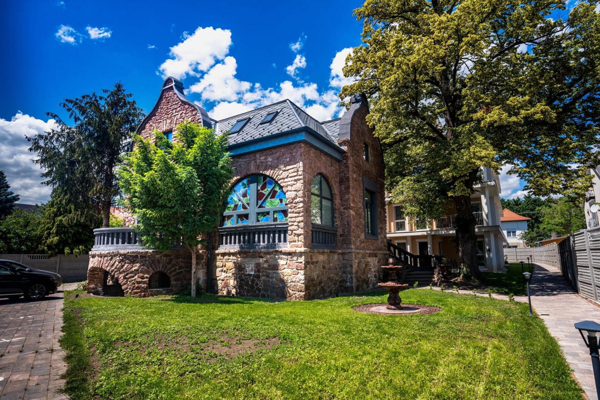 Voeroesko Villa -Elnoeki Szauna Es Jakuzzi Hasznalattal Balatonalmádi المظهر الخارجي الصورة
